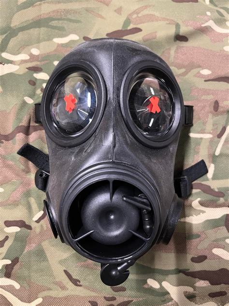 fm12 gas mask